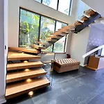 ヴィラ In A Modern With A Private Pool In *
