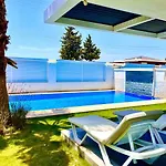 ヴィラ In A Modern With A Private Pool In