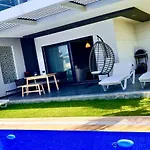 ヴィラ In A Modern With A Private Pool In