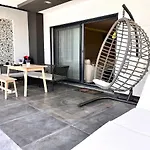 ヴィラ In A Modern With A Private Pool In