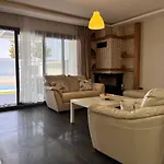 In A Modern With A Private Pool In ヴィラ *