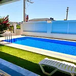 In A Modern With A Private Pool In ヴィラ *