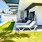 ヴィラ In A Modern With A Private Pool In *