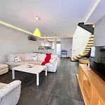 In A Modern With A Private Pool In ヴィラ Çeşme
