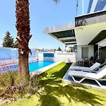 ヴィラ In A Modern With A Private Pool In *