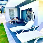 ヴィラ In A Modern With A Private Pool In *