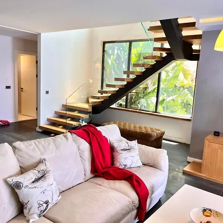 In A Modern With A Private Pool In ヴィラ *