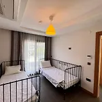 In A Modern With A Private Pool In 빌라