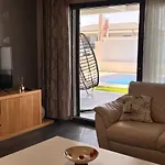 In A Modern With A Private Pool In 빌라