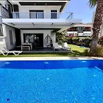 In A Modern With A Private Pool In 빌라