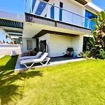 빌라 In A Modern With A Private Pool In