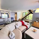 In A Modern With A Private Pool In 빌라
