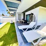 In A Modern With A Private Pool In 빌라
