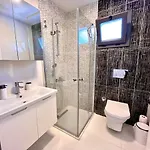 In A Modern With A Private Pool In 빌라 Çeşme