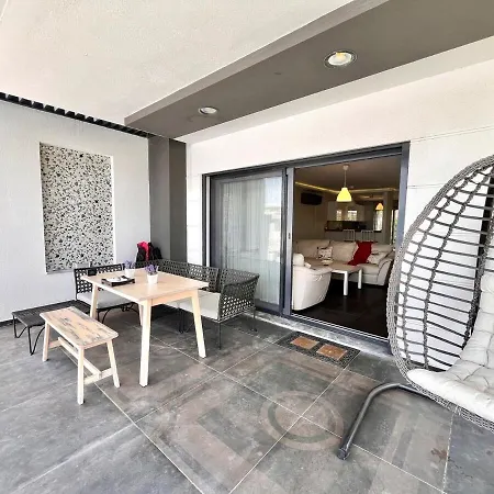 别墅 In A Modern With A Private Pool In Çeşme