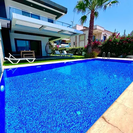 In A Modern With A Private Pool In וילה *