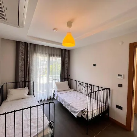 In A Modern With A Private Pool In וילה
