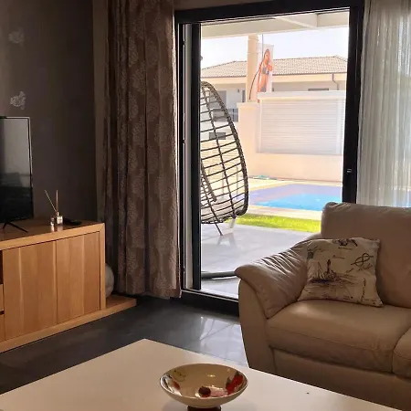 In A Modern With A Private Pool In וילה