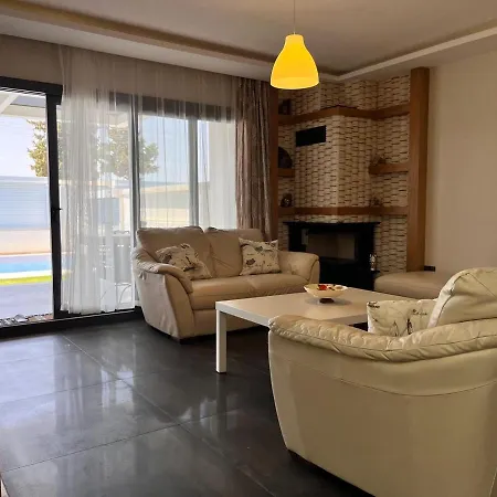 In A Modern With A Private Pool In וילה *