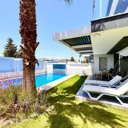 וילה In A Modern With A Private Pool In *