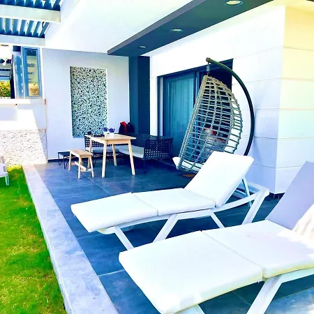 וילה In A Modern With A Private Pool In *