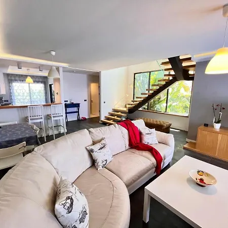 In A Modern With A Private Pool In וילה
