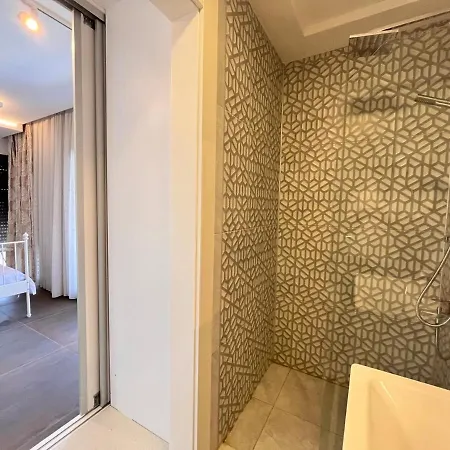 In A Modern With A Private Pool In וילה *