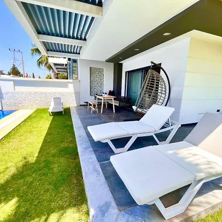 In A Modern With A Private Pool In וילה
