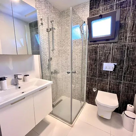 In A Modern With A Private Pool In וילה Çeşme