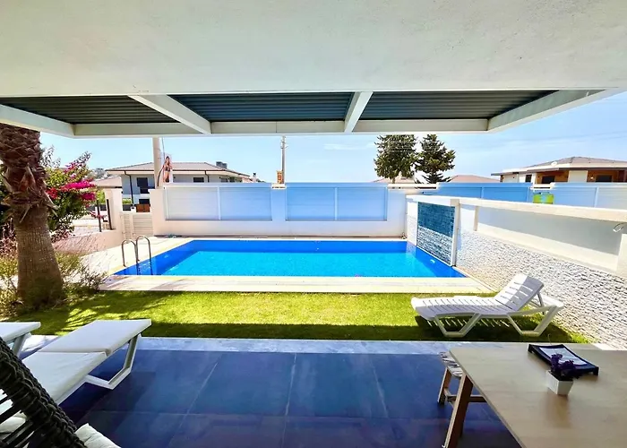 In A Modern With A Private Pool In Çeşme