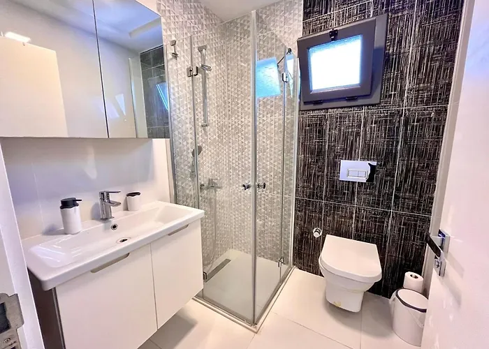 In A Modern With A Private Pool In 别墅 Çeşme